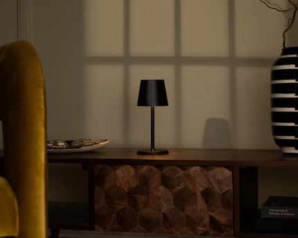 James Black oplaadbare ijzeren tafellamp – draadloos, dimbaar en elegant