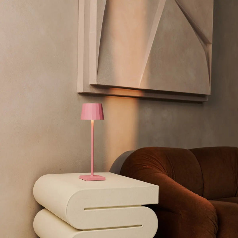 Combi Set Professional-4 X Wouter Flamingo Roze oplaadbare tafellampen & 1 x Amstel Wireless Laying Station met Qi-Technology-Perfect voor restaurants, gastvrijheid en hotels